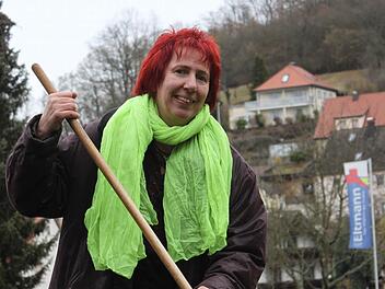 Packt mit an: Auf der Agenda der Grünen-Landratskandidatin Rita Stäblein stehen viele Themen aus den Bereichen Soziales und Umwelt, die sie mit viel Optimismus angeht. Für ein gutes Foto greift die Eltmannerin auch mal zum Laubrechen. Fotos: Katja Kölbl