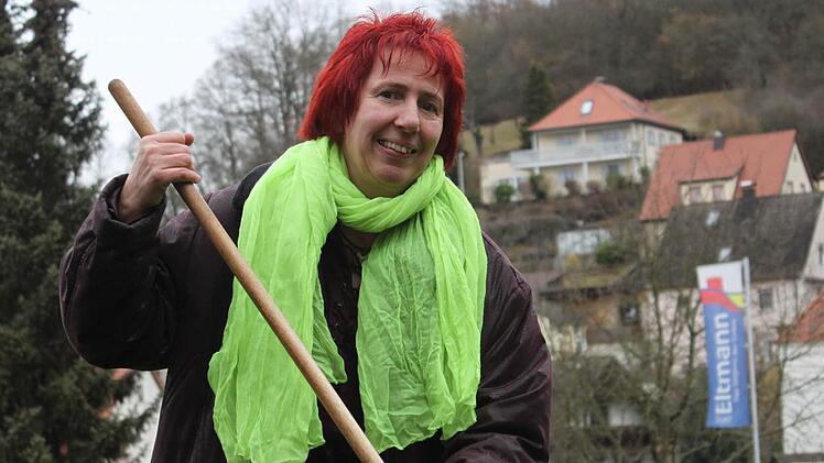 Packt mit an: Auf der Agenda der Grünen-Landratskandidatin Rita Stäblein stehen viele Themen aus den Bereichen Soziales und Umwelt, die sie mit viel Optimismus angeht. Für ein gutes Foto greift die Eltmannerin auch mal zum Laubrechen. Fotos: Katja Kölbl
