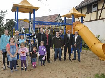 Es dauerte nicht lange und die Kinder hatten den neuen Spielplatz in Beschlag genommen. Mit den Jüngsten des Dorfes im Bild (von links): Gemeinderätin Heidi Müller-Gärtner, Pfarrer Martin Popp-Posekardt, Bürgermeister Wolfram Thein, Stefan Böhm, Gerd-Peter Schmidt, Leiter des Bauhofs, Landrat Wilhelm Schneider und Hans Merz.  Foto: Schmidt