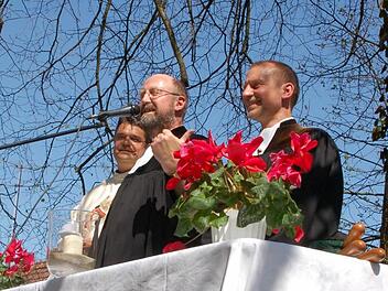 Stefan Alkofer, Arnold Kroll und StefanLipfert (von links) halten den Motorradgottesdienst in Weißenbrunn vorm Wald. Foto: CT-Archiv/Rainer Lutz