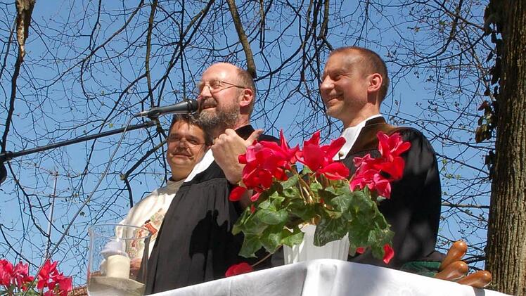 Stefan Alkofer, Arnold Kroll und StefanLipfert (von links) halten den Motorradgottesdienst in Weißenbrunn vorm Wald. Foto: CT-Archiv/Rainer Lutz