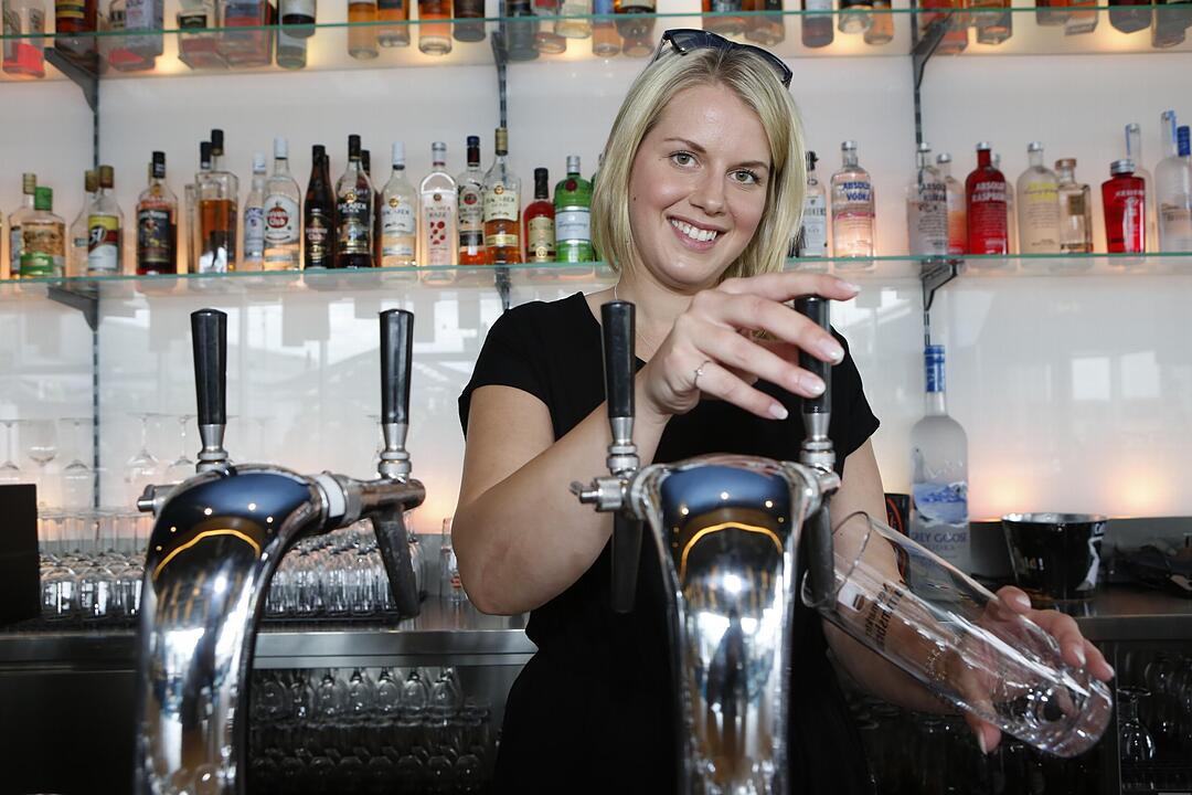 "Terminal 90": Ein Flughafen will auch Geschäfte im Nichtflug-Bereich, machen. Also abseits des Bereichs der Start- und Landebahn. Johanna Seubert ist beispielsweise für das „Terminal 90“  zuständig, den Restaurant- und Event-Bereich des Flughafens. Wer will, kann hier nicht nur gut speisen, in der Küche des Restaurants sind acht Köche im Einsatz, sondern auch Party feiern. Afterwork-Parties, Salsa-Parties, alles mögliche.  Und nebenan starten die Flieger. www.terminal90.de