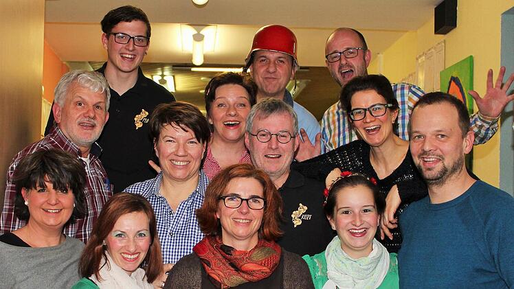 Anton Büchs (2. Reihe, l.) und seine Leute wollen das Publikum mit ihrem Lachen anstecken. Foto: Monika Grom