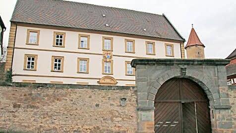 1714 errichtete Joseph Greissing (1664 bis 1721) im Auftrag des Würzburger Fürstbischofs Johann Philipp von Greiffenclau in Seßlach dieses Amtsmagazin. Am Freitagabend geht es im Vortrag von Johannes Mack im Seßlacher Kultursaal um dieses Gebäude. Foto: Bettina Knauth