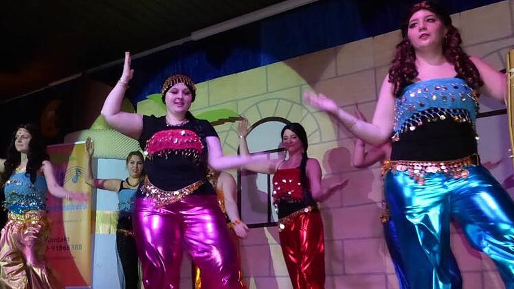 Die jungen Damen rockten sich mit orientalischen Rhythmen in die Herzen des Narrenvolkes.