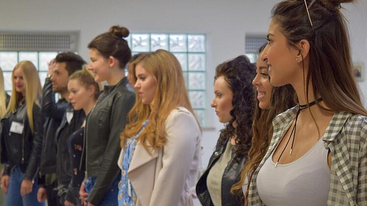 Die Spannung steigt: In der näheren Auswahl müssen die Models noch einmal gemeinsam vor die Jury. Foto: Daniela Pondelicek