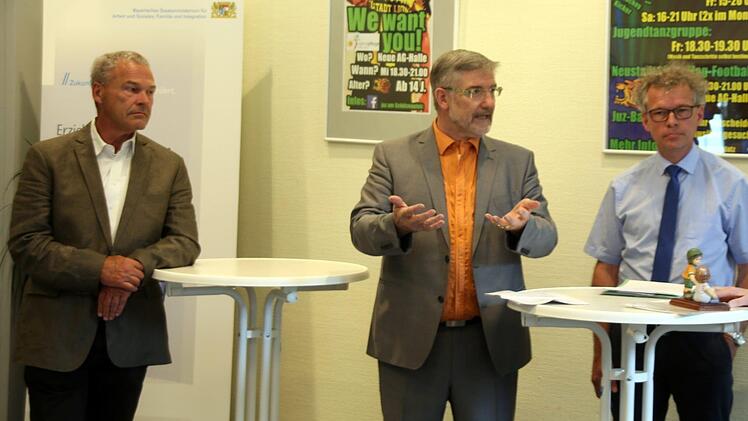 Der erste Familienstützpunkt im Landkreis Coburg wurde am Montag am Familienzentrum in Neustadt bei Coburg eröffnet. Über die neue Anlaufstelle für Ratsuchende in Erziehungsfragen freuten sich (von links) Neustadts Oberbürgermeister Frank Rebhan, Landrat Michael Busch, Ministerialrat Robert Höcherl und Zweite Bürgermeisterin Elke Protzmann. Foto: Bettina Knauth