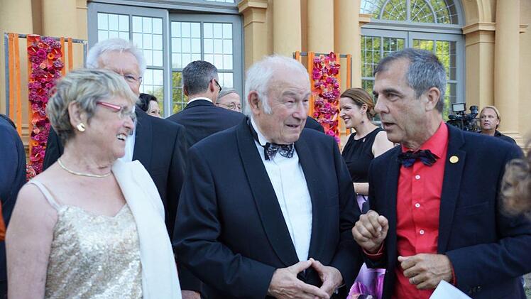 Günther Beckstein mit Ehefrau Marga im Gespräch mit dem Erlanger Künstler Dieter Erhard.  Foto: Pascale Ferry