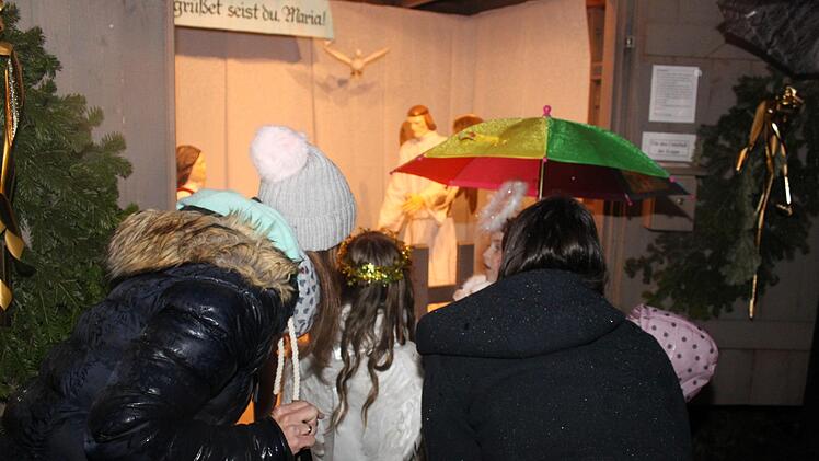 Die Krippe wird bewundert. Foto: Carmen Schwind