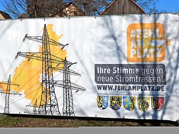 Die Marktgemeinde Buttenheim positioniert sich klar gegen die Stromtrasse P44mod mit großen Bannern an markanten Stellen im Gemeindegebiet.