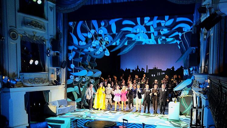 Reichlich Applaus gab es für die Premiere von Eduard Künnekes "Der Vetter aus Dingsda" im Landestheater Coburg.Foto: Jochen Berger