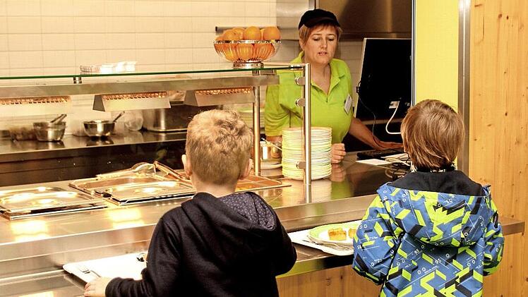 Die Arbeiterwohlfahrt Ebern betreibt die Schulmensa in Eltmann. Den Schülern schmeckt's. Die Ausgabe hat sich fast verdoppelt.  Foto: Günther Geiling