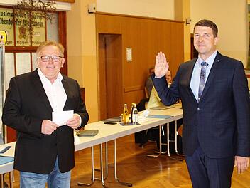 Alfons Deuber vereidigte als ältester Stadtrat den neuen Bürgermeister Michael Zapf. Fotos: Roland Dietz