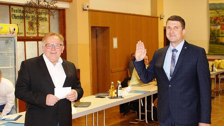 Alfons Deuber vereidigte als ältester Stadtrat den neuen Bürgermeister Michael Zapf. Fotos: Roland Dietz