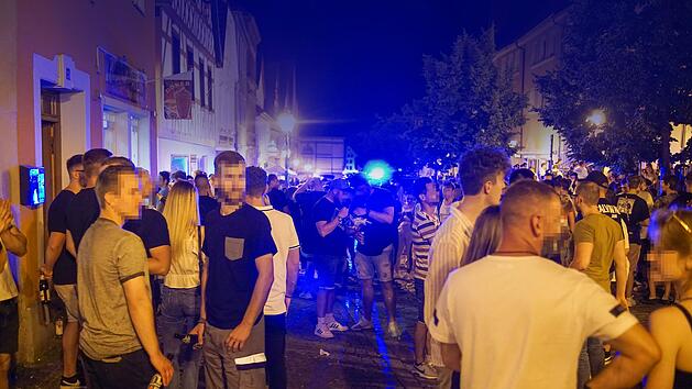 Kein Durchkommen mehr in der Oberen Stadt. Dich gedr&auml;ngt stehen die &uuml;berwiegend jungen Leute, die sich dort gerne am Wochenende zum Feiern treffen.