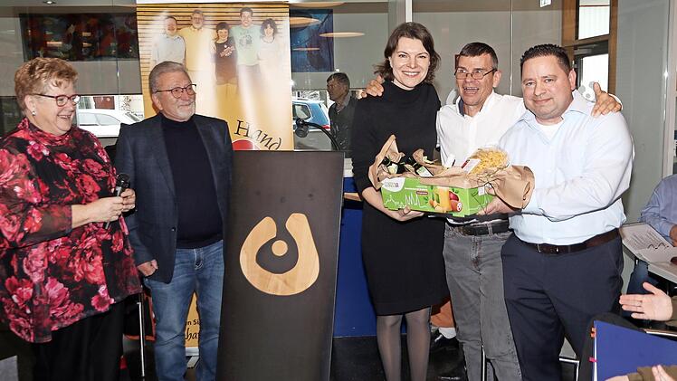 Gute Stimmung bei der Jubiläumsfeier „Hand in Hand“: Schriftführerin Monika Fries, Vorsitzender Günter Kolb, Schirmherrin Emmi Zeulner, Werkstatt-Mitarbeiter Manfred Metzner und Stellvertretender Vorsitzender Nick Gallenz (v.l.) freuen sich über d...