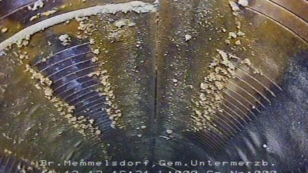 So sieht's im Inneren des Memmelsdorfer Brunnens aus. Durch die Schlitze oben tritt Oberflächenwasser ein.