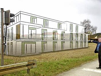 Direkt hinter dem Berufsschul-Zentrum und vor der Eisenbahnlinie könnte das Wohnheim entstehen. Der stellvertretende Schulleiter Hans Niedermaier zeigt den Bauplatz. Foto: Michael Memmel/Grafik: Franziska Schäfer