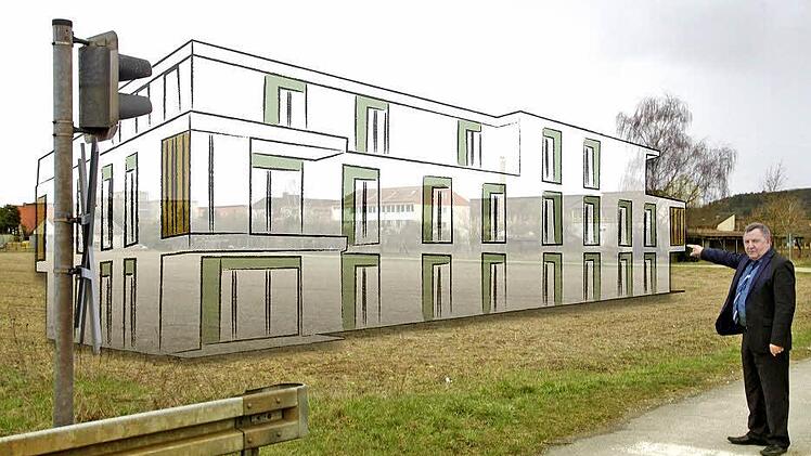 Direkt hinter dem Berufsschul-Zentrum und vor der Eisenbahnlinie könnte das Wohnheim entstehen. Der stellvertretende Schulleiter Hans Niedermaier zeigt den Bauplatz. Foto: Michael Memmel/Grafik: Franziska Schäfer