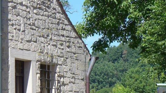 Viel Platz ist nicht zwischen der Kirche und dem dahinter liegenden zukünftigen Baugebiet. Foto: Sabine Weinbeer
