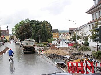 Vor dem Verwaltungsgebäude der Sparkasse (rechts) sollte ein neuer Brunnen entstehen. Etwas weiter unten in der Eisenbahnstraße war die Pflanzung großer Bäume geplant. Beides ist seit Montag in Frage gestellt. Foto: Josef Hofbauer