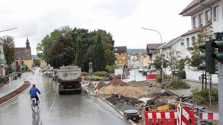 Vor dem Verwaltungsgebäude der Sparkasse (rechts) sollte ein neuer Brunnen entstehen. Etwas weiter unten in der Eisenbahnstraße war die Pflanzung großer Bäume geplant. Beides ist seit Montag in Frage gestellt. Foto: Josef Hofbauer