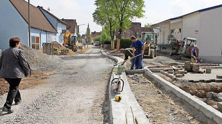 Die Mühlgasse in Lonnerstadt ist derzeit Großbaustelle.  Foto: Andreas Dorsch