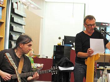 Harry Düll, Gitarre, und Manfred Kern, Mund-Art, waren am Dienstag im Auftrag des Herrn unterwegs in der Buchhandlung Riemann. Foto: Carolin Herrmann