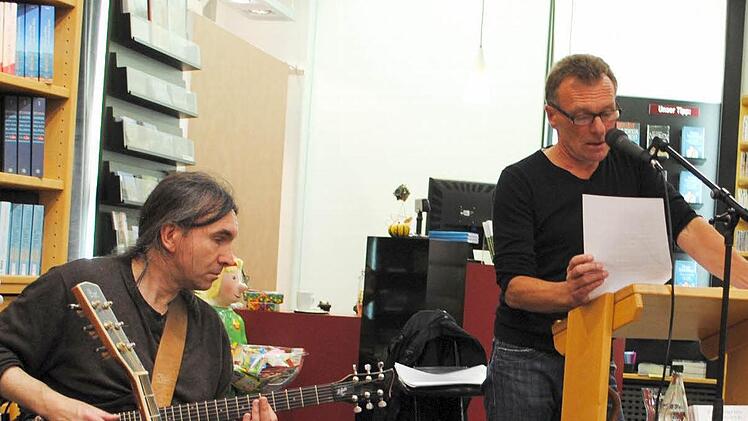 Harry Düll, Gitarre, und Manfred Kern, Mund-Art, waren am Dienstag im Auftrag des Herrn unterwegs in der Buchhandlung Riemann. Foto: Carolin Herrmann