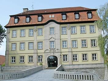 Das Schloss Gleisenau könnte Asylbewerbern als vorübergehende Unterkunft dienen. der Gemeinderat sprach das Thema an.  Foto: Roland Mayer
