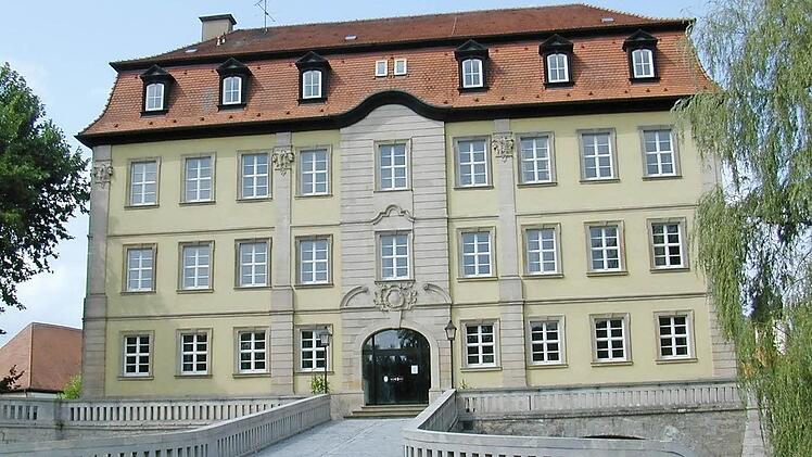 Das Schloss Gleisenau könnte Asylbewerbern als vorübergehende Unterkunft dienen. der Gemeinderat sprach das Thema an.  Foto: Roland Mayer