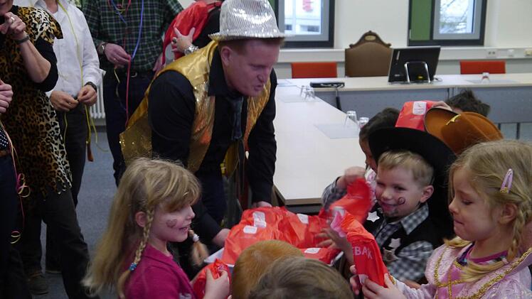 Lustig ging's zu beim Rathaussturm der Poppenlaurer Kinder in Maßbach. Foto: Heike Deuschler