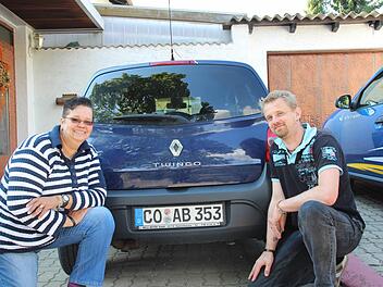 Silke Hagen, ihr Lebensgefährte Mario Ettrich und der ordnungsgemäß zugelassene Twingo mit der Nummer CO-AB 353. Dummerweise wurde das gleiche Kennzeichen noch einmal gültig gestempelt, obwohl es CO-AB 535 hätte lauten müssen - und Silke Jahn erhielt mehrere Knöllchen. Inzwischen kann sie darüber lachen. Foto: Simone Bastian