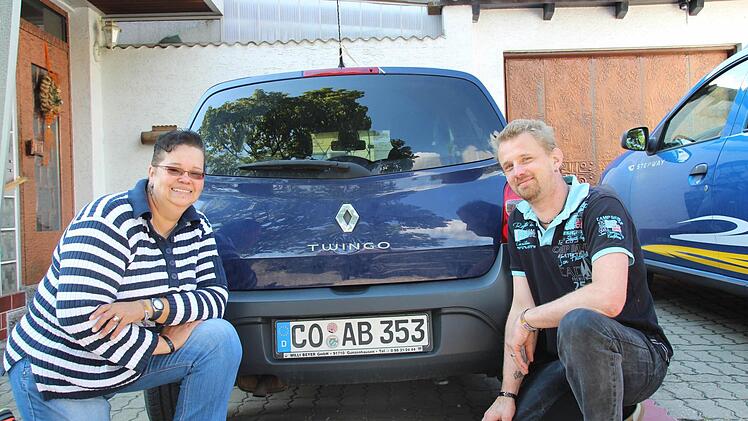 Silke Hagen, ihr Lebensgefährte Mario Ettrich und der ordnungsgemäß zugelassene Twingo mit der Nummer CO-AB 353. Dummerweise wurde das gleiche Kennzeichen noch einmal gültig gestempelt, obwohl es CO-AB 535 hätte lauten müssen - und Silke Jahn erhielt mehrere Knöllchen. Inzwischen kann sie darüber lachen. Foto: Simone Bastian