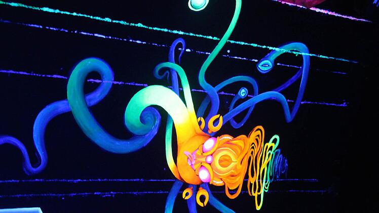 Fremde Wesen, fremde Welten: Der 3D-Blick ins gemalte Universum der Schwarzlichtfabrik Würzburg ist ein fantastisches Erlebnis.