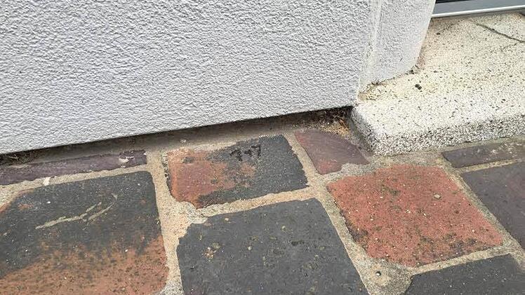 Solche Zeichen sind nach Angaben von Anwohnern in der Inneren und &Auml;u&szlig;eren L&ouml;wen-, Hornthal-, Kleber- und Markusstra&szlig;e vor H&auml;usern angebracht worden. Foto: privat