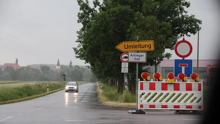 Die Brückenstraße in Gremsdorf ist bereits komplett abgefräst.  Foto: Christian Bauriedel