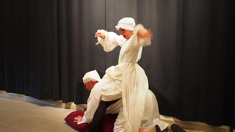 "Aufgesessen!" Reiterspaß im gräflichen Schlafgemach.  Foto: Nicole Julien-Mann