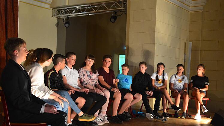 Romeo und Julia hat die Theatergruppe des Franz-Miltenberger-Gymnasiums ganz modern interpretiert. Foto: Leonie Schneider