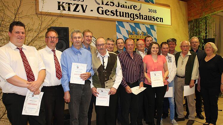 : Die Silberne Ehrennadel des Verbands Bayerischer Rassegeflügelzüchter erhielten (von links) Philipp Kestel, Reiner Kestel, Günther Engel, Hans Bauersachs, Hans-Günter Meier, Julius Doppel, Jana Lisa Faber, Martin Feyler, Peter Plaster, Gottfried Feyler und Michael Schedelbech.