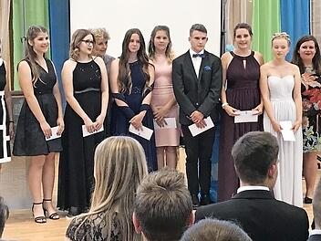 Bürgermeisterin Renate Schroff (links) ehrte die Klassenbesten. Die Klassenlehrer waren sichtlich stolz auf die Schützlinge, die nun einen neuen Lebensabschnitt beginnen.  Foto: Michael Busch