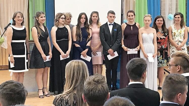 Bürgermeisterin Renate Schroff (links) ehrte die Klassenbesten. Die Klassenlehrer waren sichtlich stolz auf die Schützlinge, die nun einen neuen Lebensabschnitt beginnen.  Foto: Michael Busch