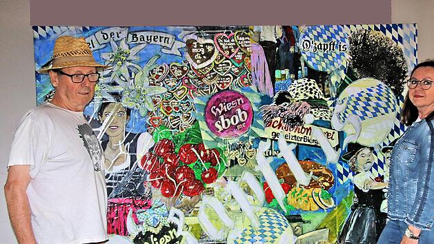 Die Schweinfurter K&uuml;nstlerin Ruth Gr&uuml;nbein (rechts) zeigt  im  Deutschordensschloss eine Ausstellung zum Thema "Heimat". Georg Seifried (links), Mitglied im Museumsverein, stellt die K&uuml;nstlerin und ihr Werk bei der Vernissage am Samstagabend vor. Foto: Dieter Britz