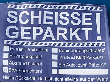 Nicht die feine Art: Ein Autofahrer hat an seinem geparkten Audi in Bamberg diesen Zettel gefunden. Foto: Polizei Oberfranken