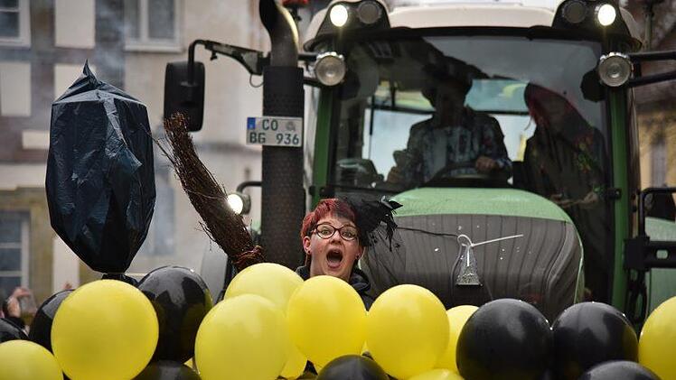 "In Scherneck ist der Teufel los", und Nicole Stark ist in ihrem Element. Foto: Jens Gundermann