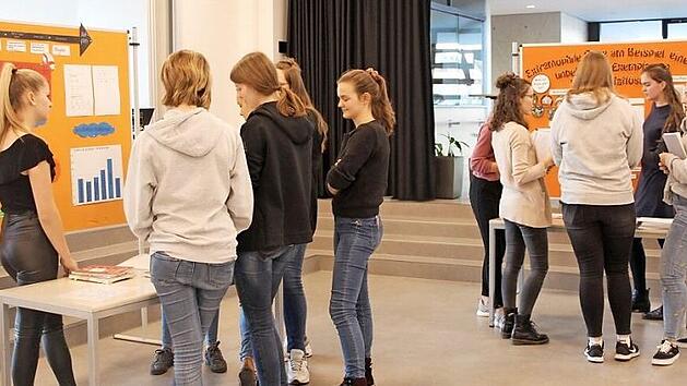 Die Sch&uuml;ler der Q12 des Gymnasiums in H&ouml;chstadt haben sich mit unterschiedlichen naturwissenschaftlichen Themen besch&auml;ftigt und diese bei der W-Seminarmesse ihren Mitsch&uuml;lern und der Jury des Martin-Bauer-Seminararbeitspreises vorgestellt.  Foto: Theresa Schiffl