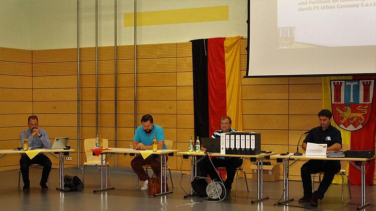 Amazon-Regionaldirektor Karsten Frost, Christian Tretiak vom Bautr&auml;gerunternehmen P&nbsp;3, Fedor Glinka, Gesch&auml;ftsleiter der Gemeinde und B&uuml;rgermeister Gerd Dallner  (v.l.)Evi Seeger