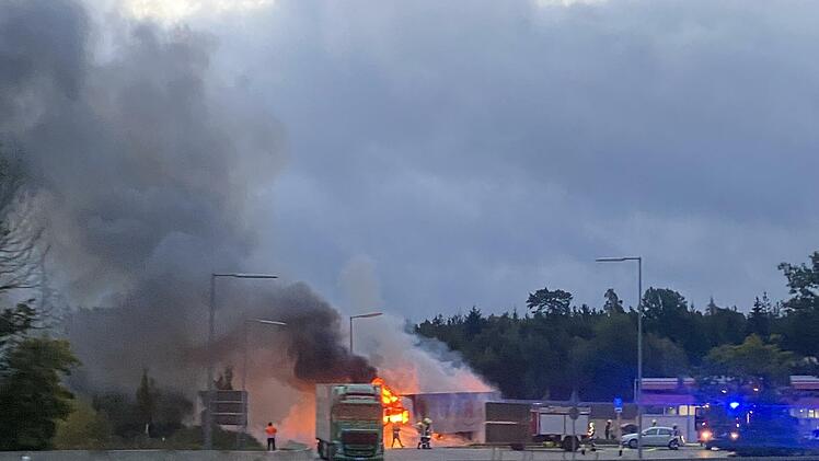 Auf der Raststätte Rhön Ost brannte am Mittwochmorgen ein Lkw aus. Auch liefen 400 Liter Diesel aus.  Foto: Mario Brust/FFW Bad Brückenau