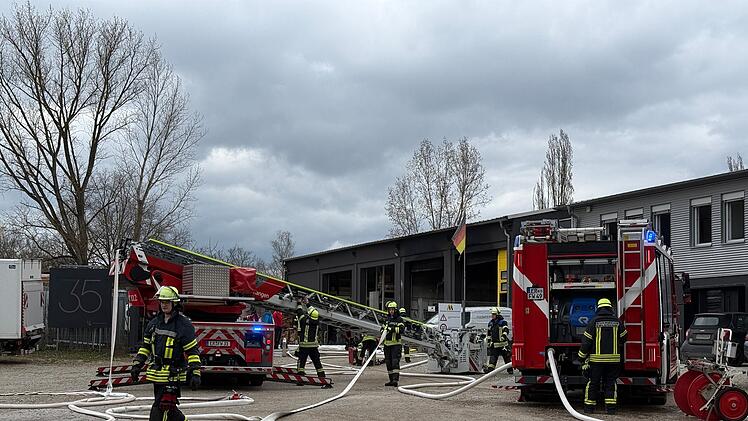 Brand in Firmenwerkstatt: Vier Personen durch Rauchgas verletzt