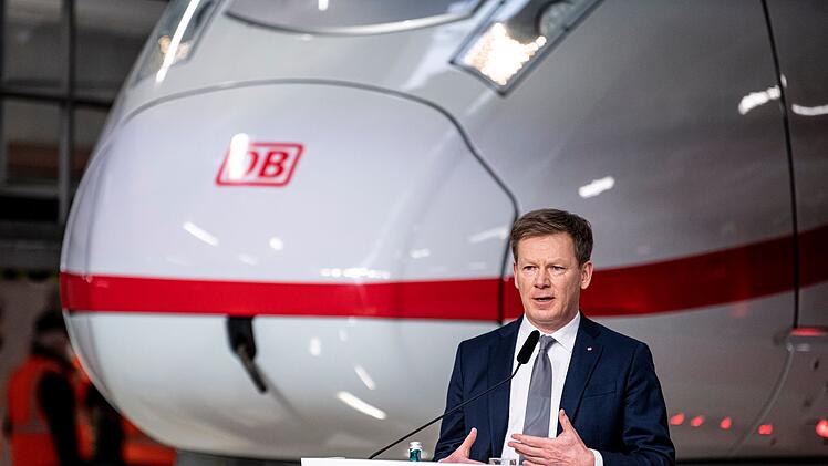 Bahnchef Richard Lutz mit ICE-Zug